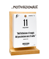 Il Calendario Top Motivazionale - 2027 - Frasi stimolanti, aforismi motivazionali - Ideale per chi vuole raggiungere il successo - Sostegno in Legno + Inserto A6: 10x14cm