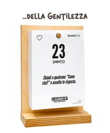 Il Calendario Top della Gentilezza 2027 – 365 Missioni Gentili per Bambini e Famiglie – Sostegno in Legno + Inserto A6 10x14 cm