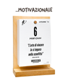 Il Calendario Top Motivazionale - 2027 - Frasi stimolanti, aforismi motivazionali - Ideale per chi vuole raggiungere il successo - Sostegno in Legno + Inserto A6: 10x14cm